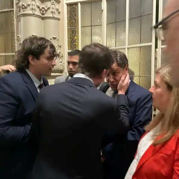 Manes hizo la denuncia penal contra Santiago Caputo