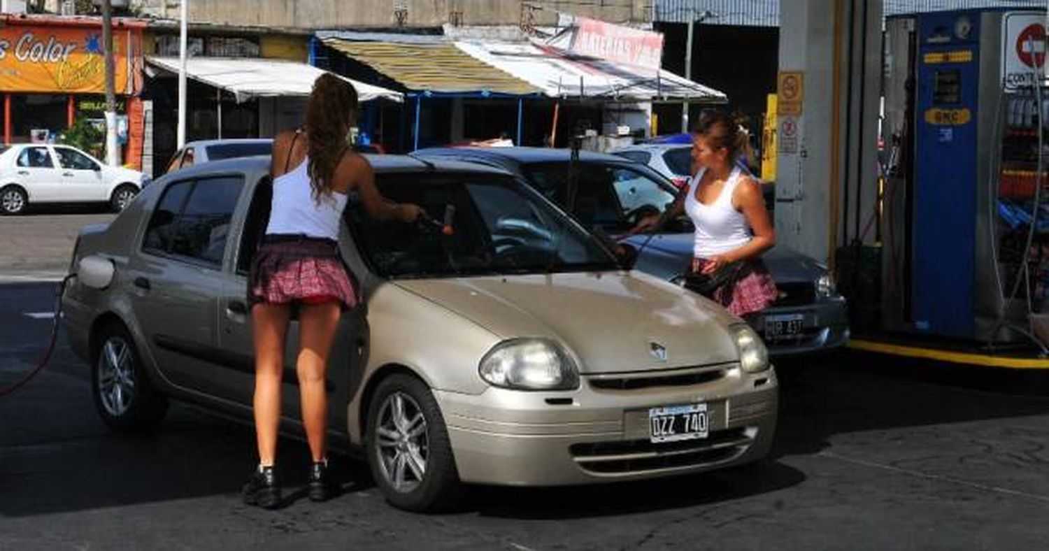 Escándalo por playeras hot vestidas de colegialas