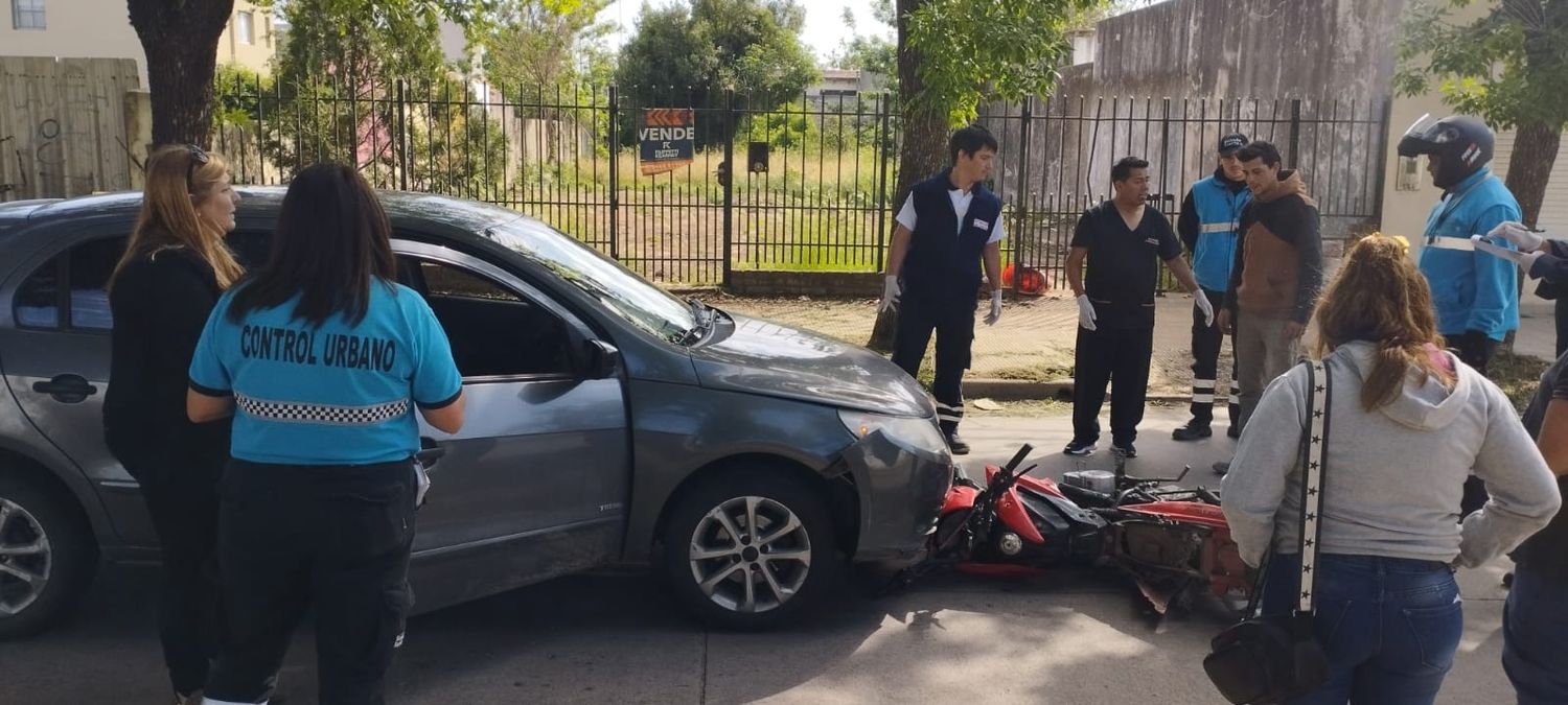 Auto contra moto en Belgrano y Piacenza. Crédito: Bomberos de Venado Tuerto.