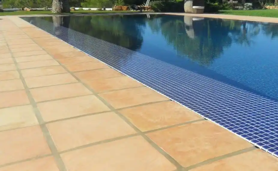 Cómo limpiar las baldosas que rodean la pileta con un truco casero