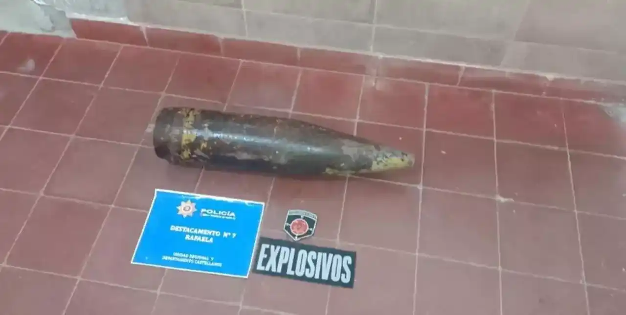 Albañiles encontraron un gran proyectil de cañón