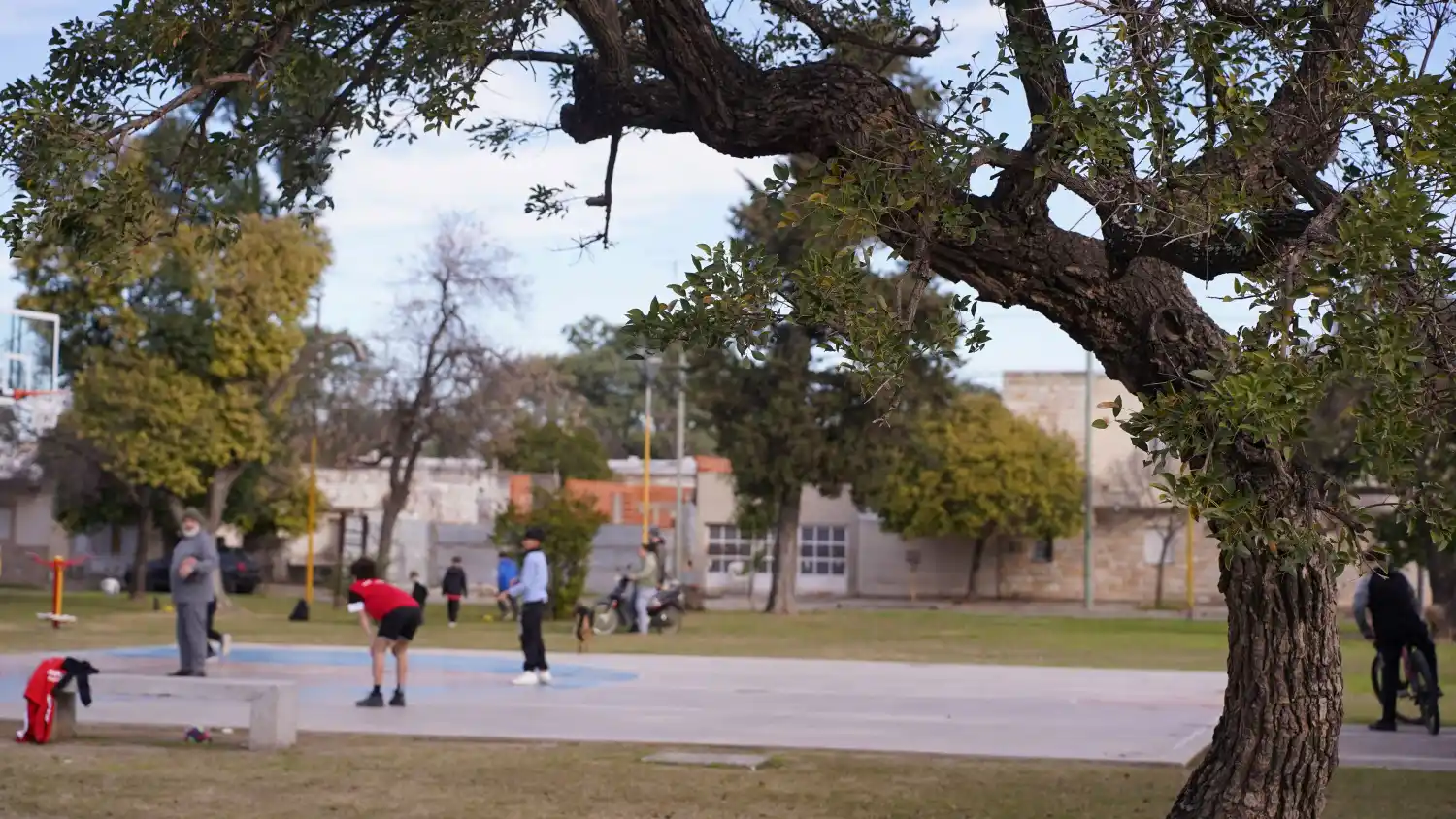La Plaza Sarmiento, un espacio público donde el deporte, el juego y el encuentro comunitario se integran al paisaje urbano.