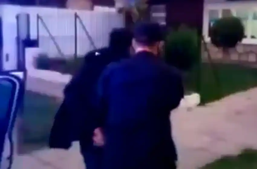 Una pareja generó disturbios en una cafetería para robar a clientes