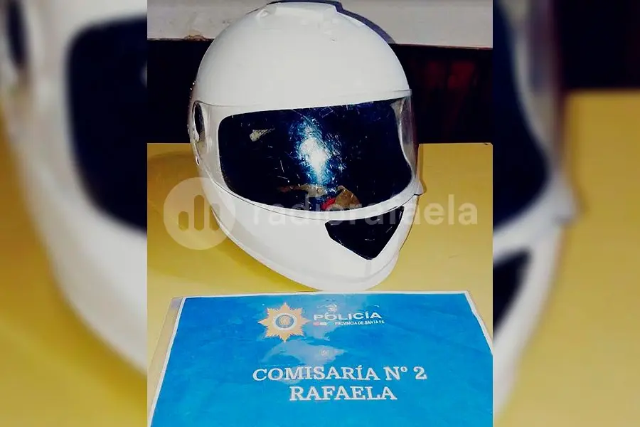 Un menor de edad “aprovechó el descuido” y robó un casco de moto