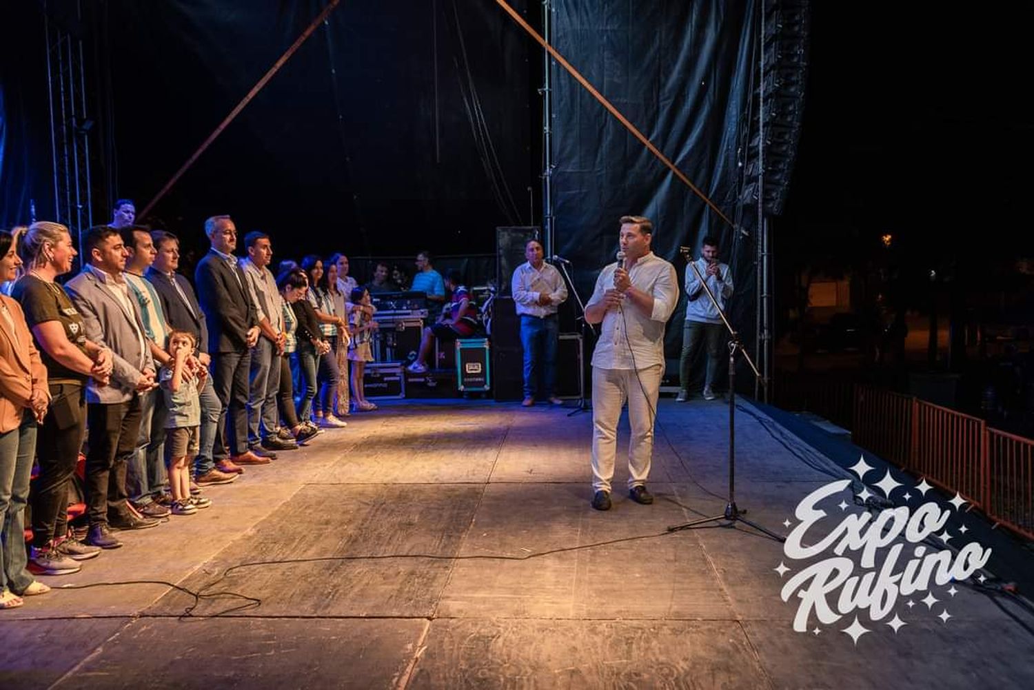 El intendente Natalio Lattanzi habló ante público desde el escenario.