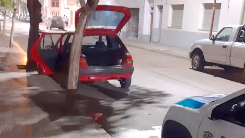 Un joven dejó el auto estacionado para ir a estudiar y se lo desvalijaron