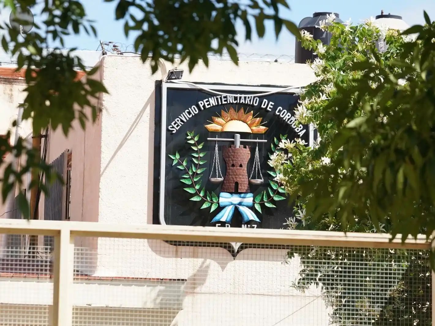 Denuncian revictimización de docente apartada tras denunciar abuso sexual