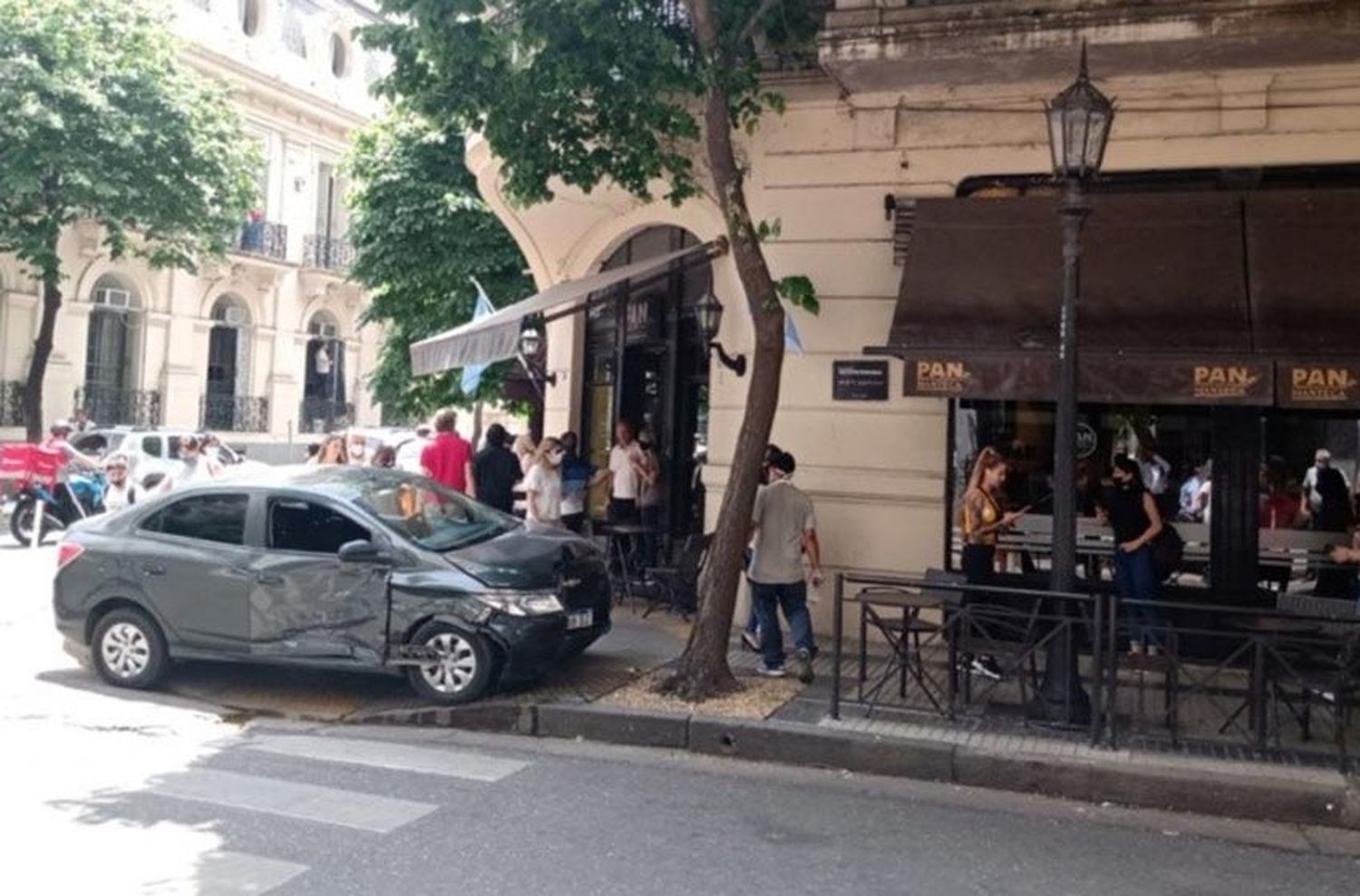 Susto en pleno centro de Rosario: un auto chocó con una camioneta y quedó a metros de clientes de un reconocido bar