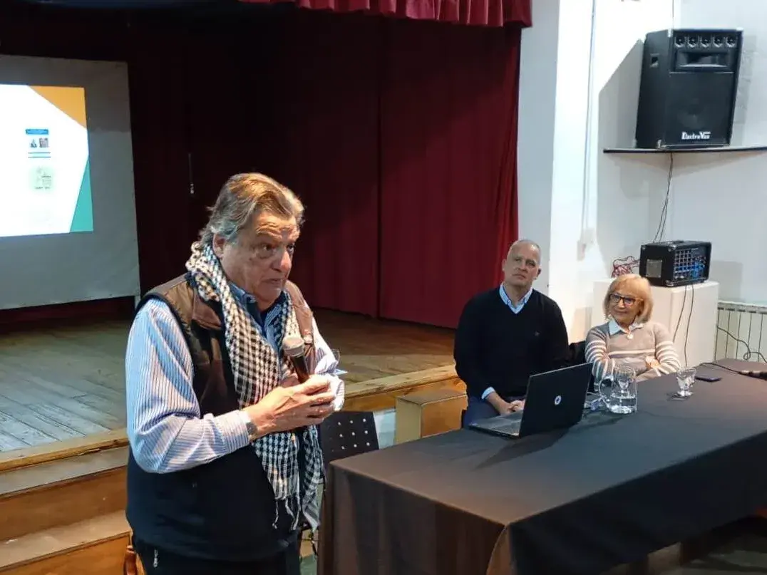 Los doctores Jorge Rachid y Diego Torino, junto a Ana Conti, integrante de La Patriada