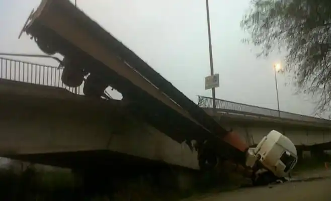 Impresionante: Cayó del puente Zárate-Brazo Largo y se salvó de milagro