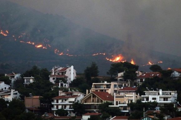 Impactantes imágenes de los incendios en Grecia: un muerto, 71 heridos y 50 mil evacuados