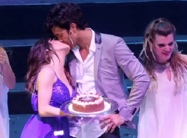 Lali Espósito y Mariano Martínez se dieron el primer beso en público