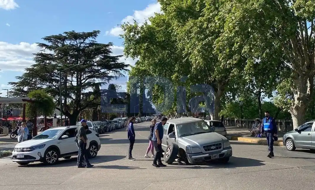 Una camioneta perdió una rueda en plena Costanera