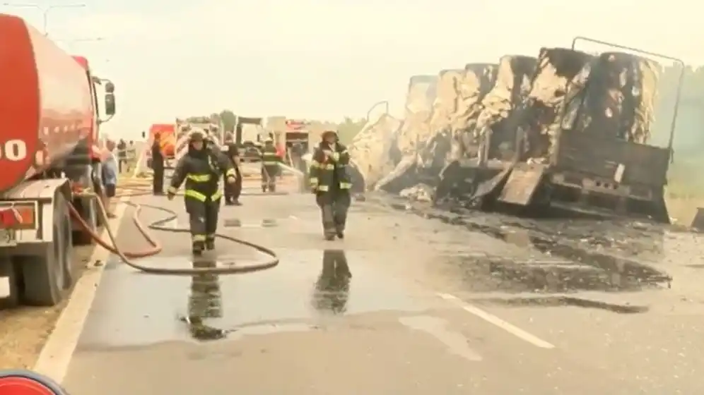 Un camión que transportaba papel se prendió fuego en la autopista a Santa Fe