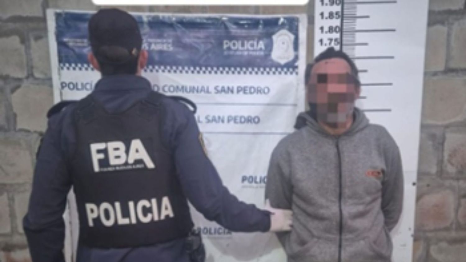 El individuo fue divisado en el interior de la vivienda. Su dueño recurrió a la policía, que luego lo detuvo.