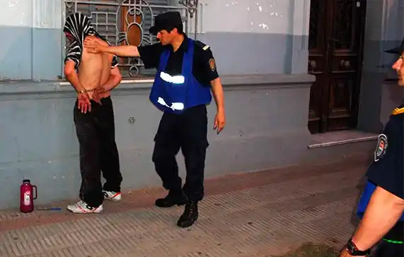 Robó en un bazar y fue detenido: lesionó a un policía con un arma blanca 