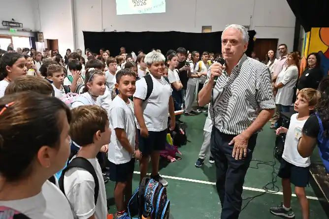 Javier Gastón acompañó el inicio del ciclo lectivo en Chascomús