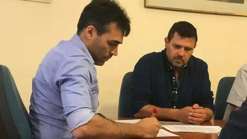 Asfalto en la 75: López firmó el contrato con la empresa adjudicataria