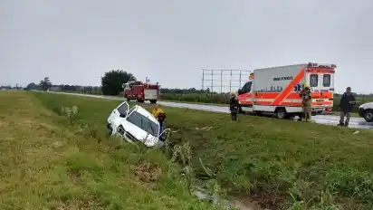 Custodios de la gobernación de Santa Fe volcaron en la Autovia 19