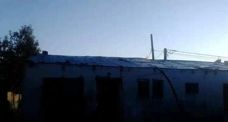 Personal del Corralón Municipal arregla el techo de una vivienda
