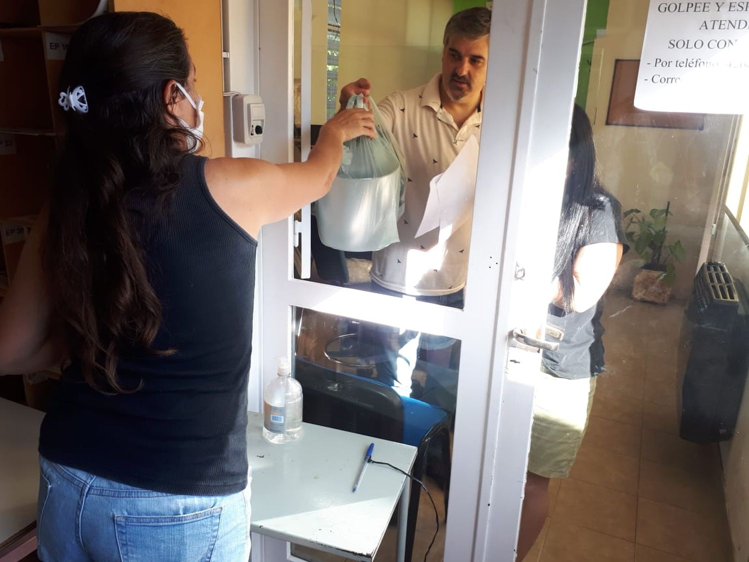 Vuelta a clases: directivos retiraron máscaras y vales de compras en el Consejo Escolar