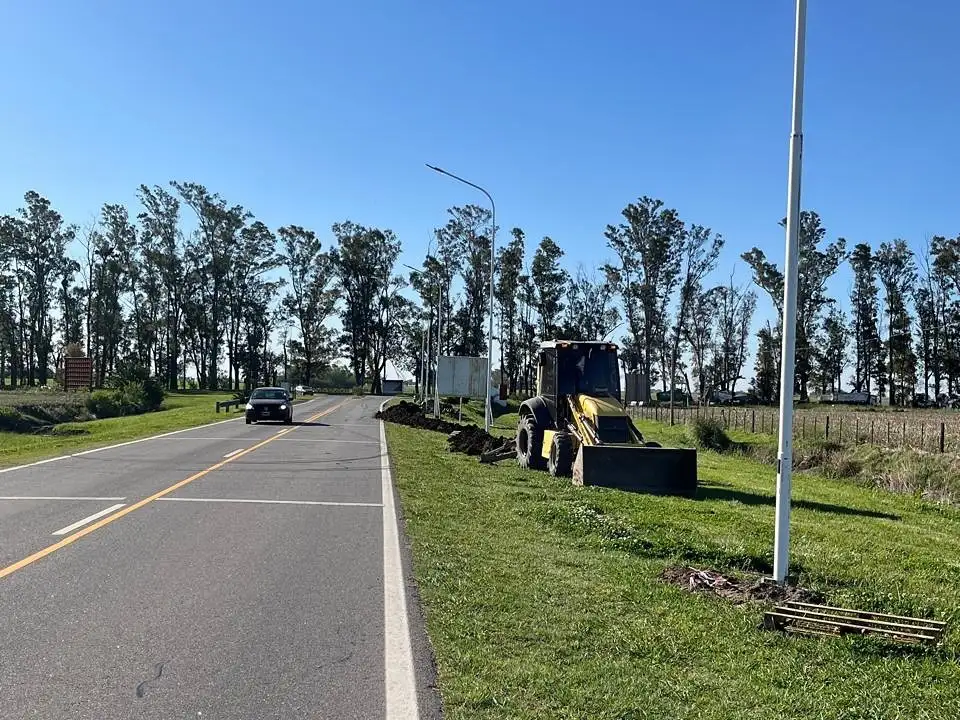 Las luminarias brindarán una mayor seguridad vial en el acceso a la localidad.