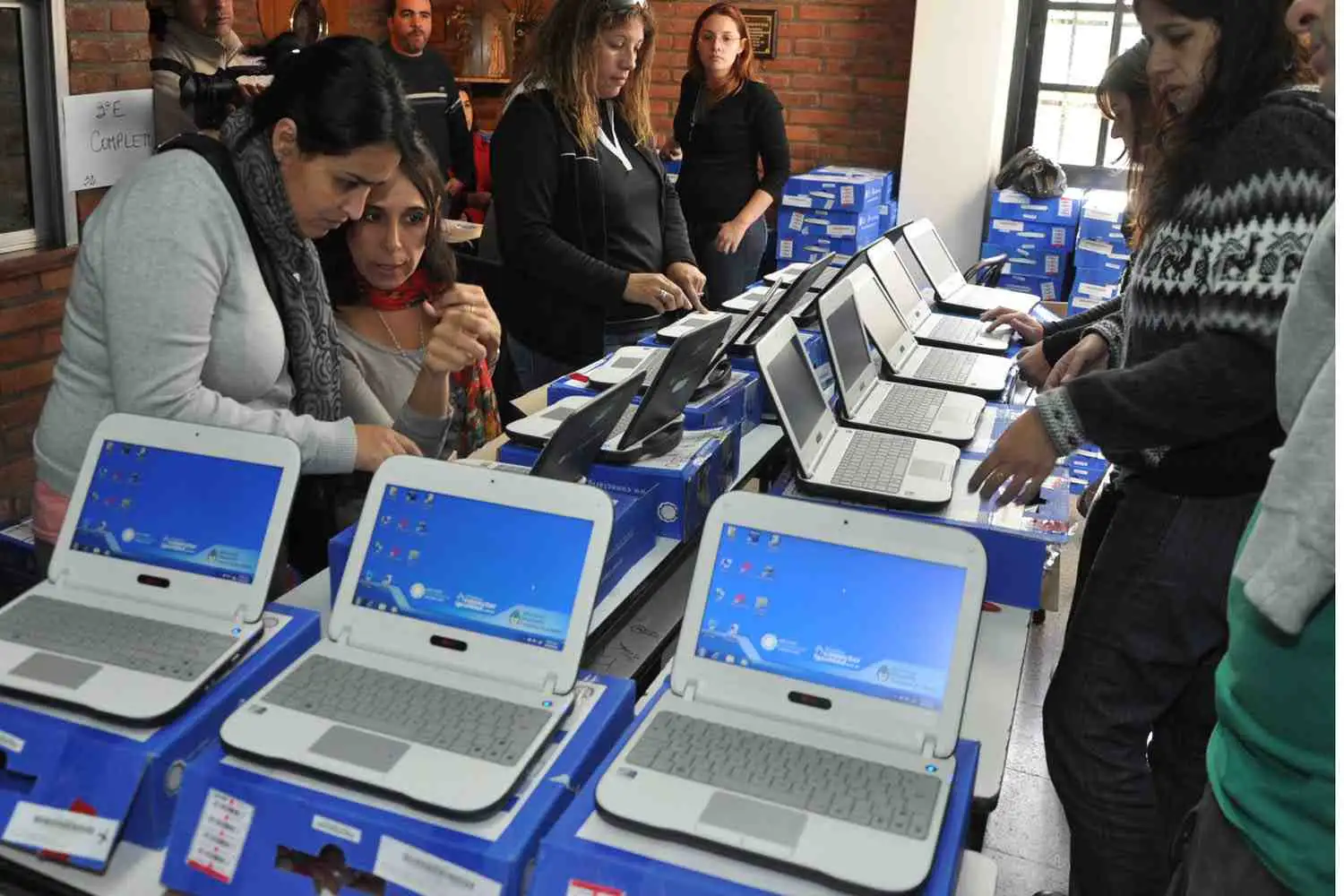 Por la demora en arreglos de netbooks, abrirían un centro de reparación local