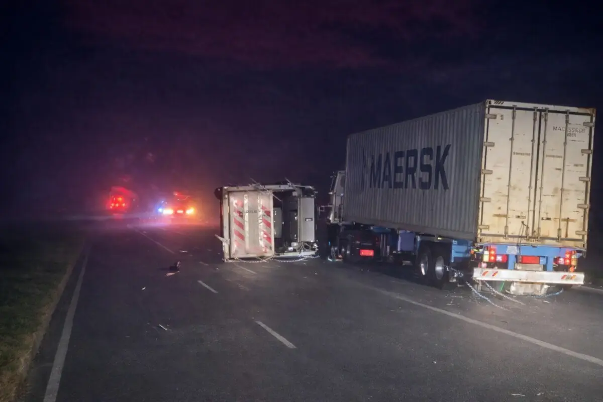 Múltiples camiones volcaron en la autopista Rosario-Córdoba durante el temporal