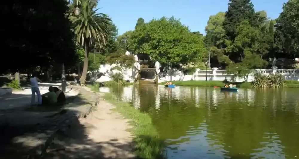 El Paseo del Bosque platense: un paraíso de día, un lugar complicado de noche.