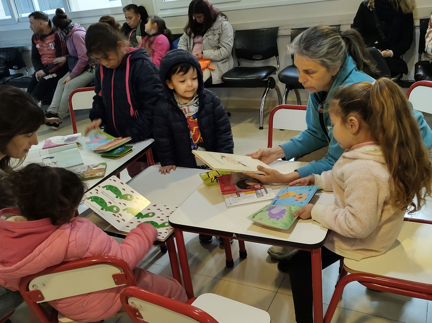 Voluntarios llevan adelante el programa Todos Leemos, en la sala de espera del Hospital de Niños.