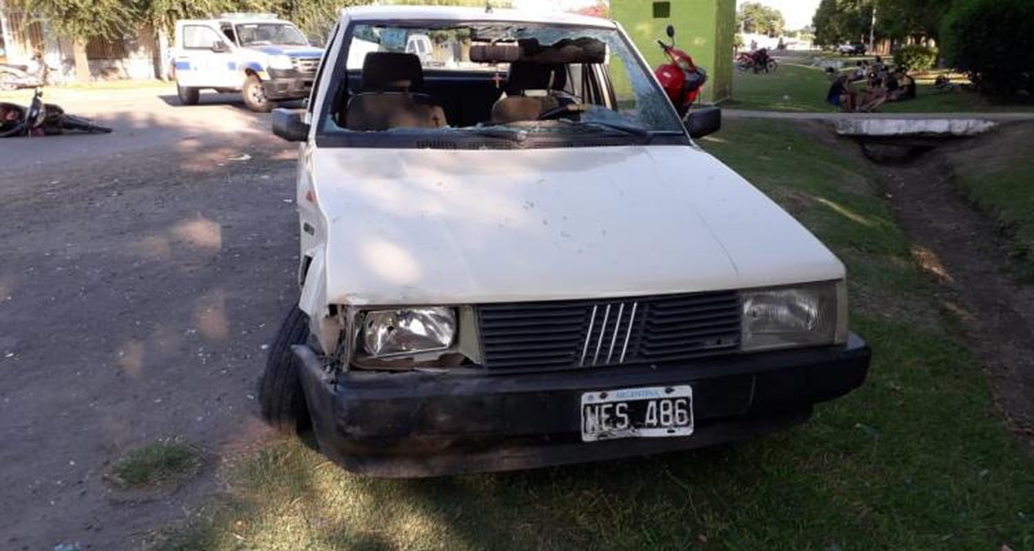 Accidente entre un auto y una moto en Gobernador Castro