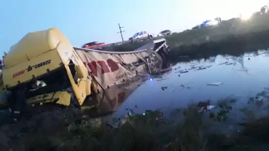Volcó un camión con 6000 botellas de cerveza y la carga cayó a un arroyo