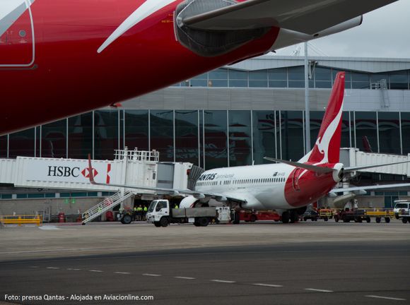 Por el retraso en la entrega de aviones nuevos, Qantas incorpora cuatro 737-800 más antiguos