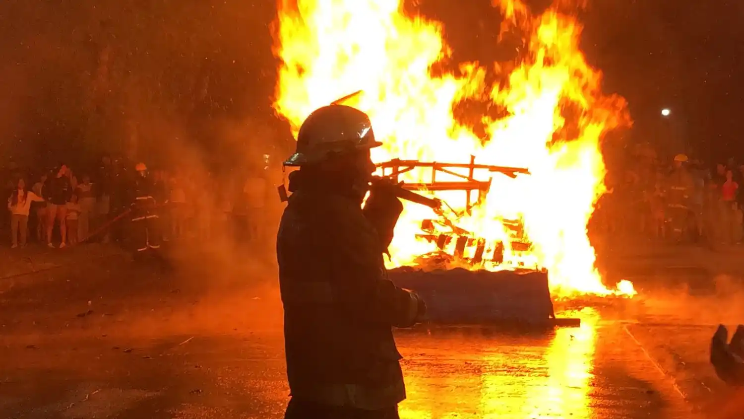 Tradición y comunidad: Bomberos Voluntarios le dieron la bienvenida al 2026 con la quema del muñeco de Bob Esponja