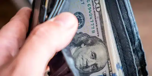 Jornada mixta en el mercado cambiario: el oficial subió y el blue cedió $5