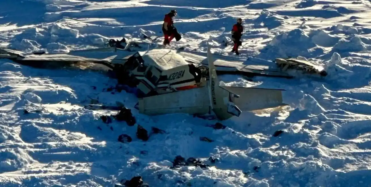 Las 10 personas a bordo del pequeño avión de pasajeros están muertas.