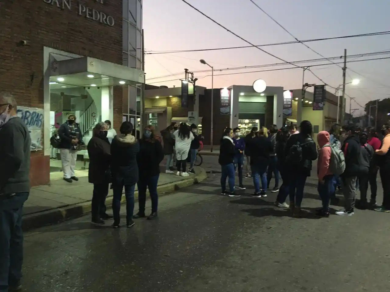 Cerró la Clínica San Pedro: trabajadores pasaron la noche en el edificio y concentran a esperar la audiencia