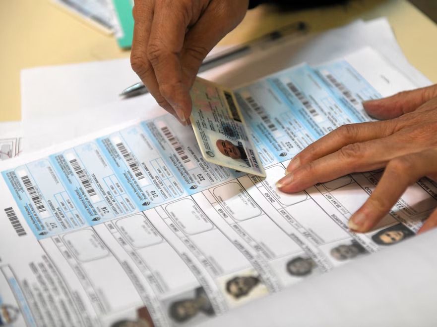 Para poder emitir el sufragio será obligatorio presentar un documento físico válido ante las autoridades de mesa