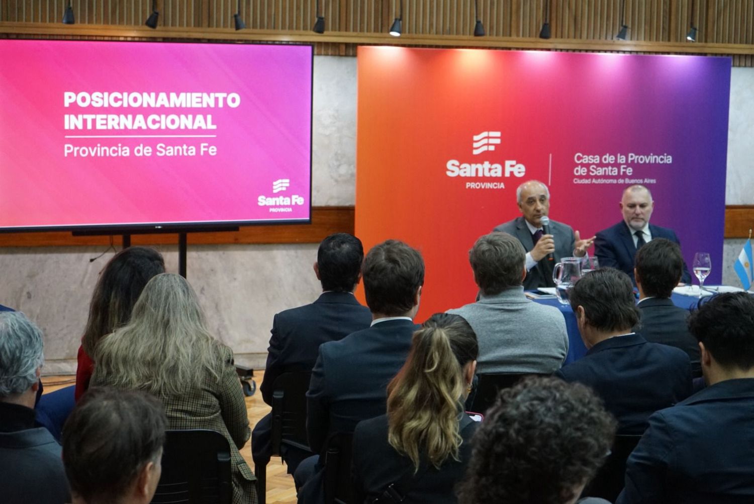 Una buena cantidad de personas se hicieron presentes en la Casa de Santa Fe en Buenos Aires.