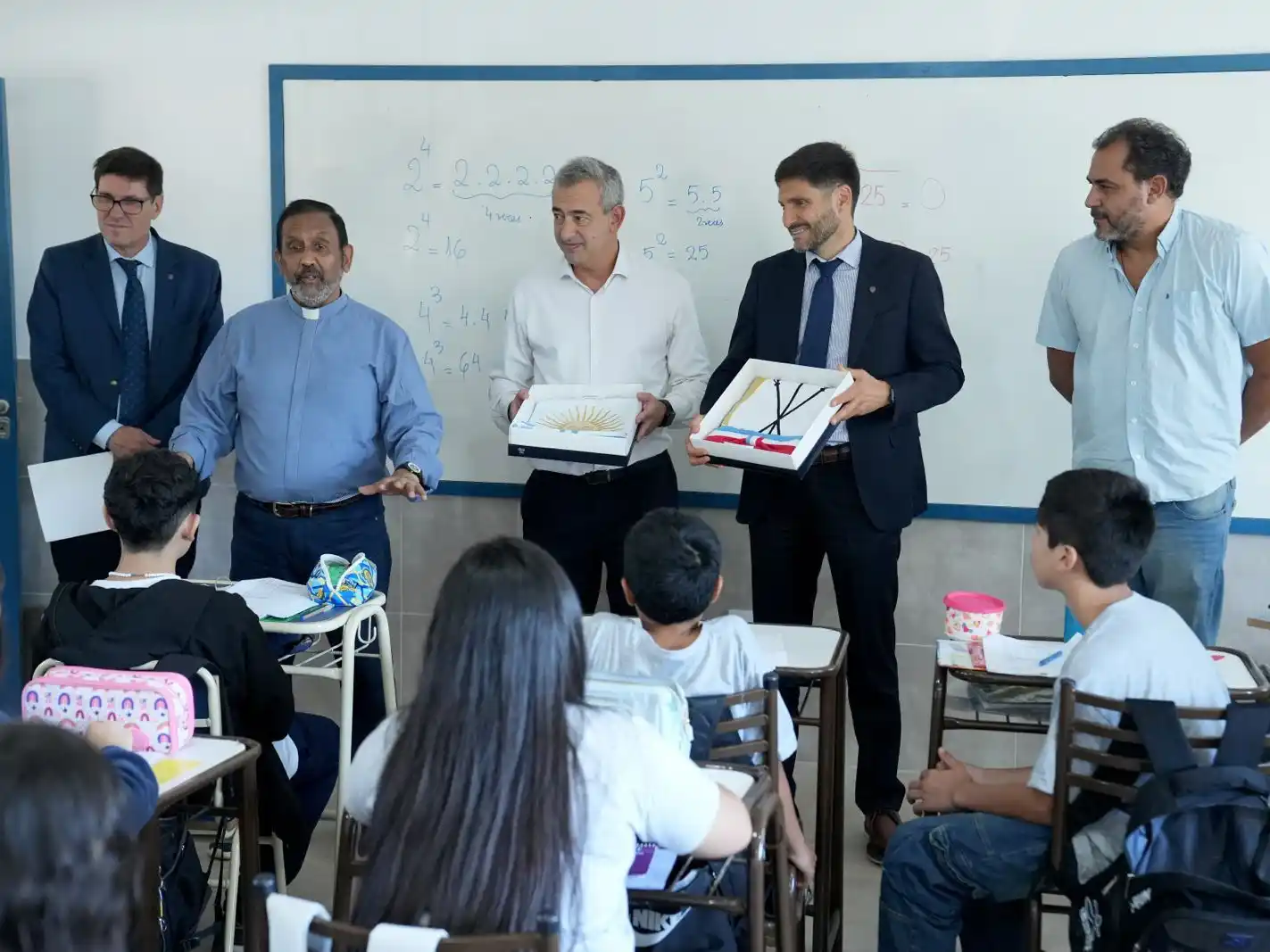 Javkin, Pullaro y el padre Ignacio recorrieron las mejoras de la escuela de las Hermanas Jordán en Empalme Graneros