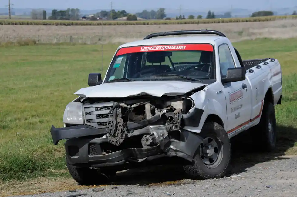 Una camioneta protagonizó un accidente al impactar contra un acoplado en la ruta 226 