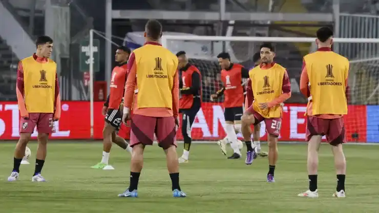 Hinchas de Colo Colo apedrearon el micro de River al llegar al estadio