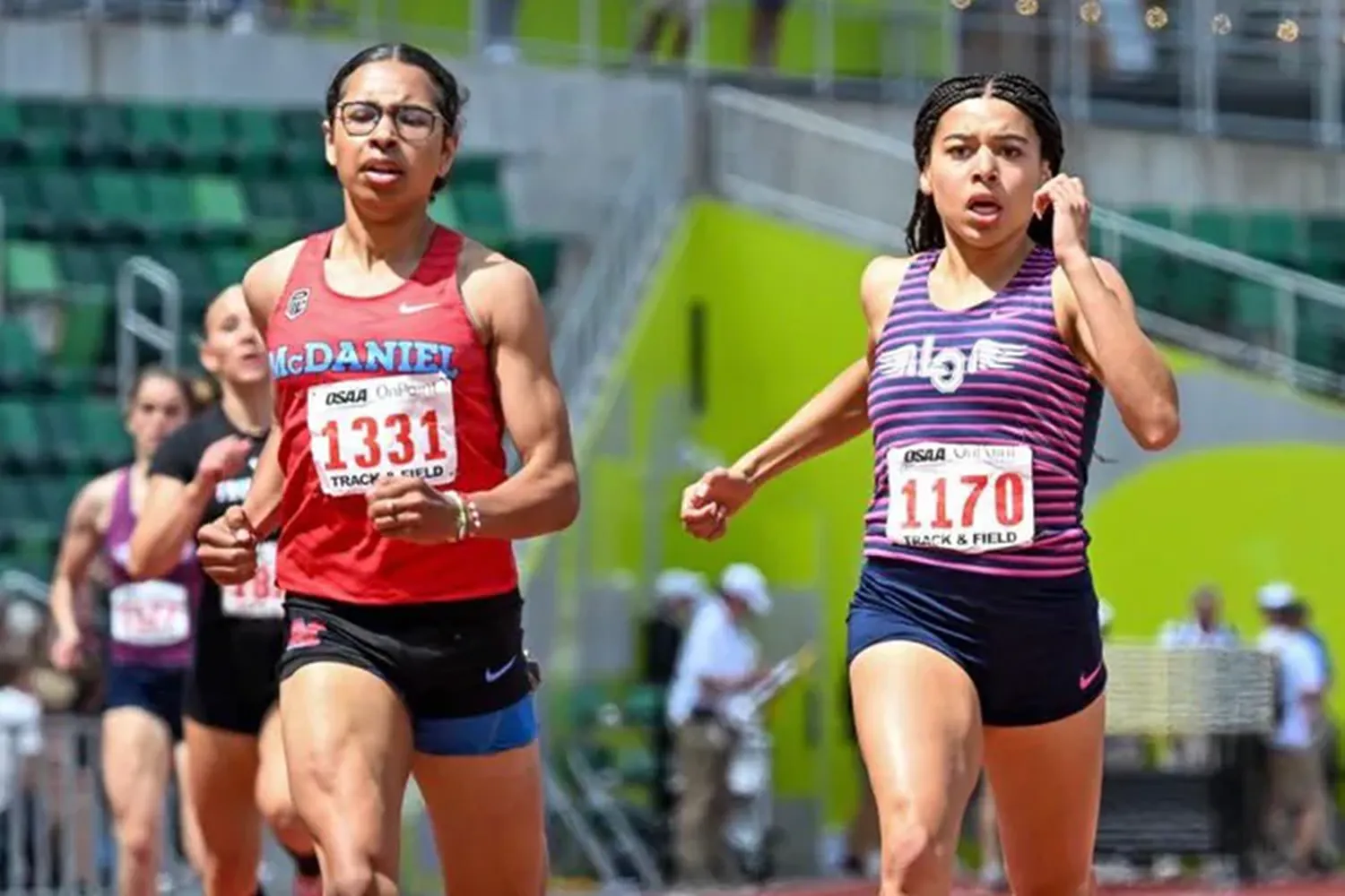 Un atleta masculino compitió en una carrera femenina de 400 m, batió un récord y desató una fuerte indignación