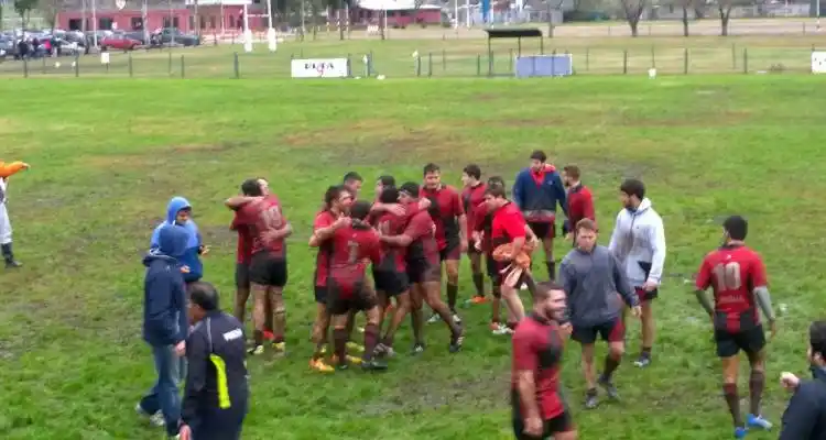 En el barro y con un jugador menos, Tiro Federal cortó la racha negativa