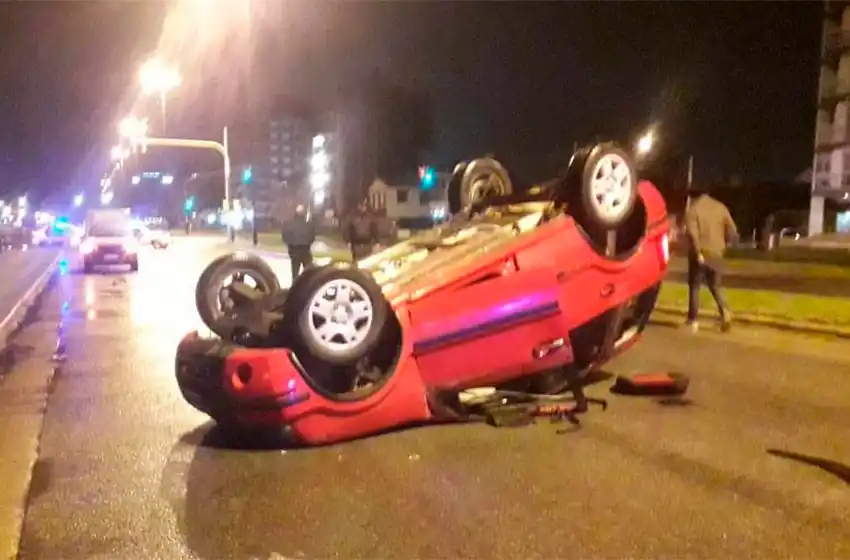 Manejaba borracho y volcó en la Costa