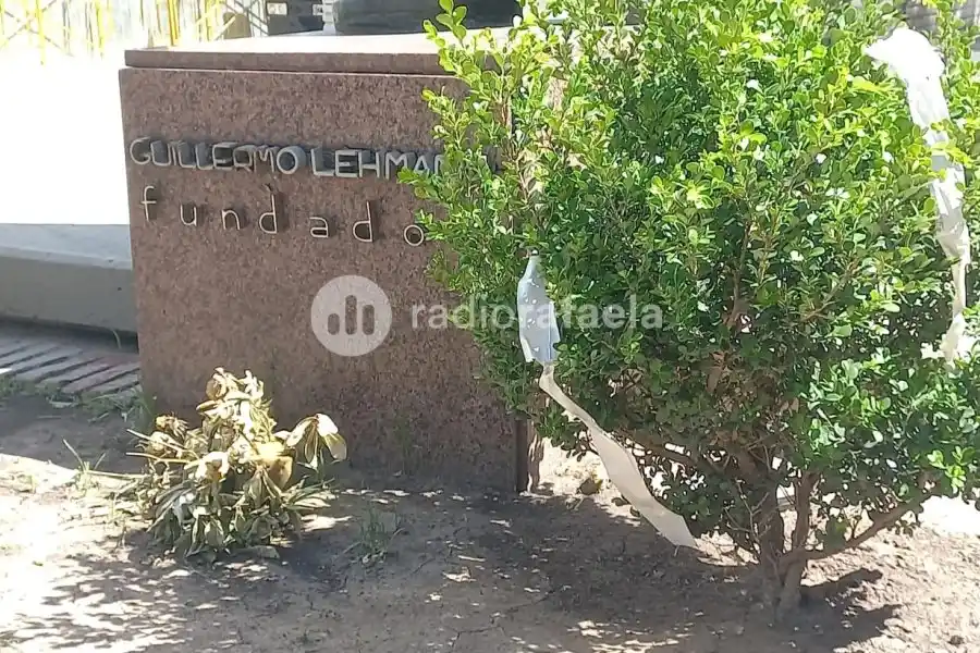 Restos de la ofrenda floral colocada por autoridades el 24 de Octubre