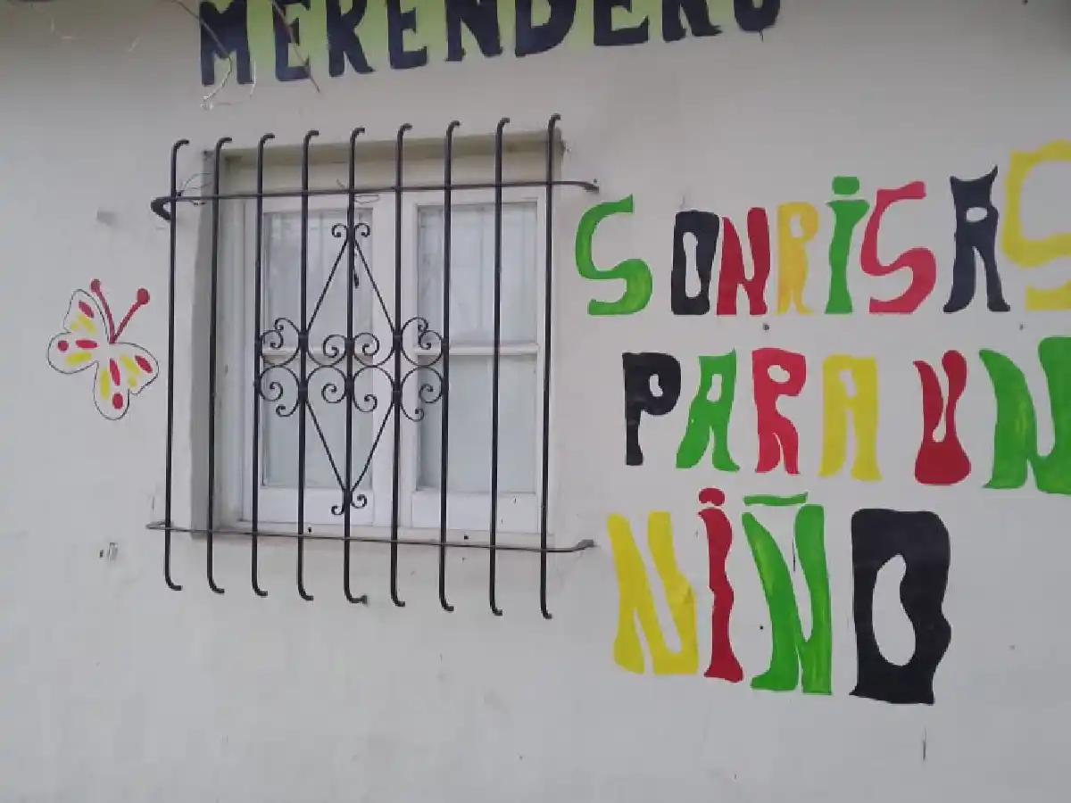 Por un ventiluz le robaron los alimentos para 130 niños que asisten a un merendero