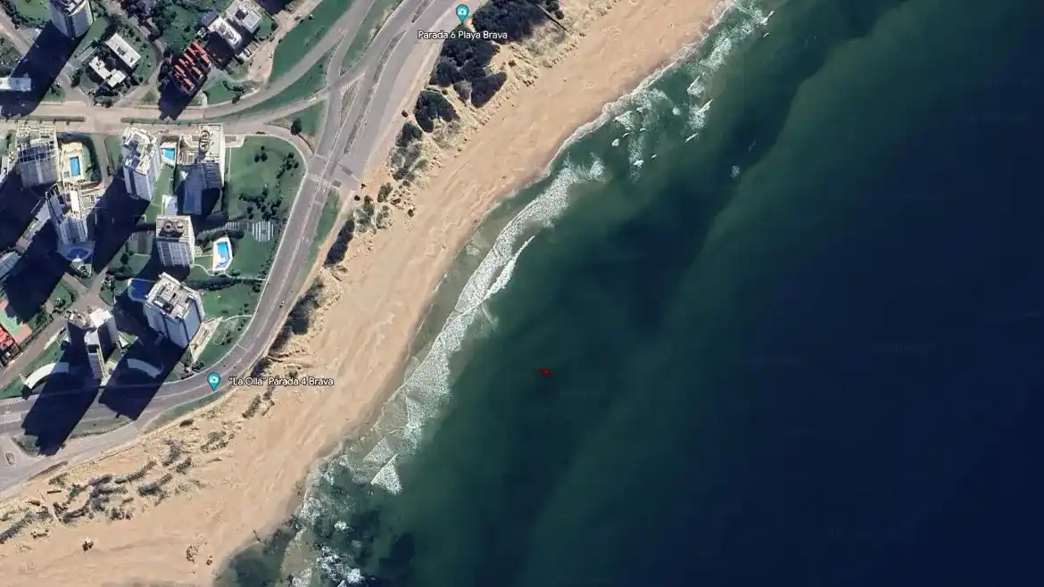Playa Zorba es reconocida por sus olas potentes y es frecuentada por surfistas y practicantes de bodyboard.