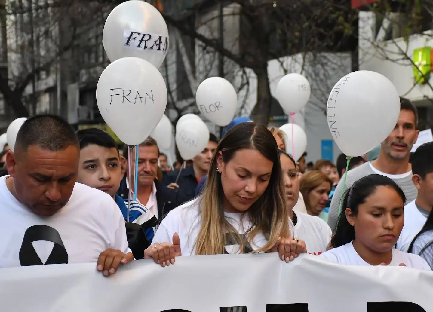 El pedido de justicia de los familiares de las víctimas y sobrevivientes.
