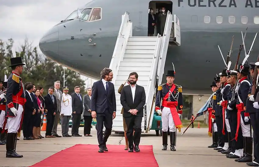 En su primer viaje oficial, el presidente de Chile Gabriel Boric llegó a la Argentina y se reunirá con Alberto Fernández